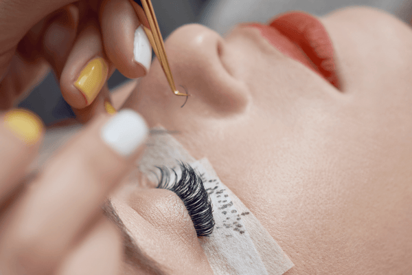 How to apply lash extensions correctly?