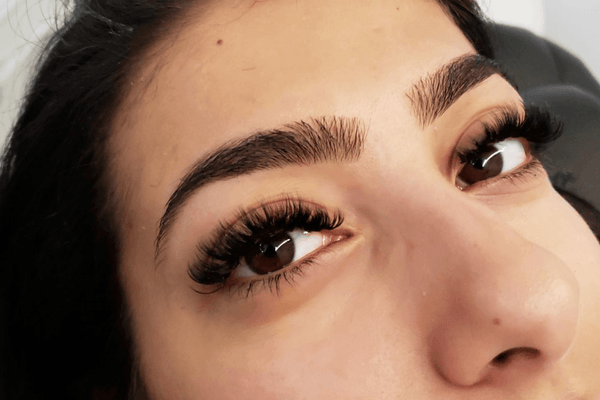 Méthode de pincement pour les extensions de cils en volume